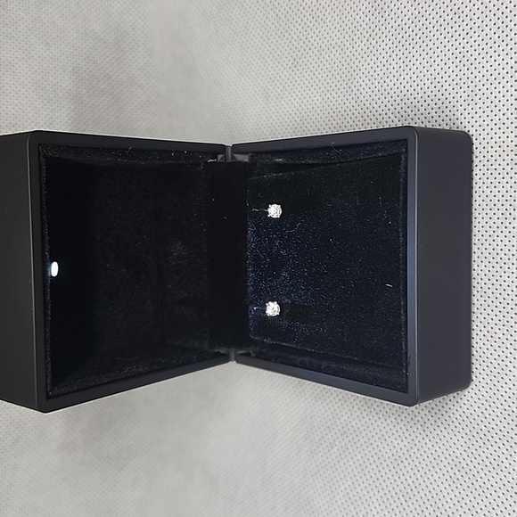 STUNNING MOISSANITE STUD EARRINGS - Picture 2 of 5